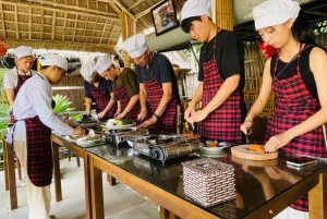 Hoi An : Atelier de fabrication de lanternes et cours de cuisine avec un bateau en noix de coco