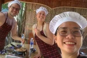Hoi An : Atelier de fabrication de lanternes et cours de cuisine avec un bateau en noix de coco