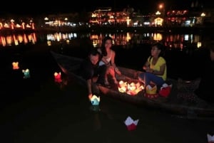 Hoi An: Gita notturna in barca sul fiume Hoai e lanterna galleggiante