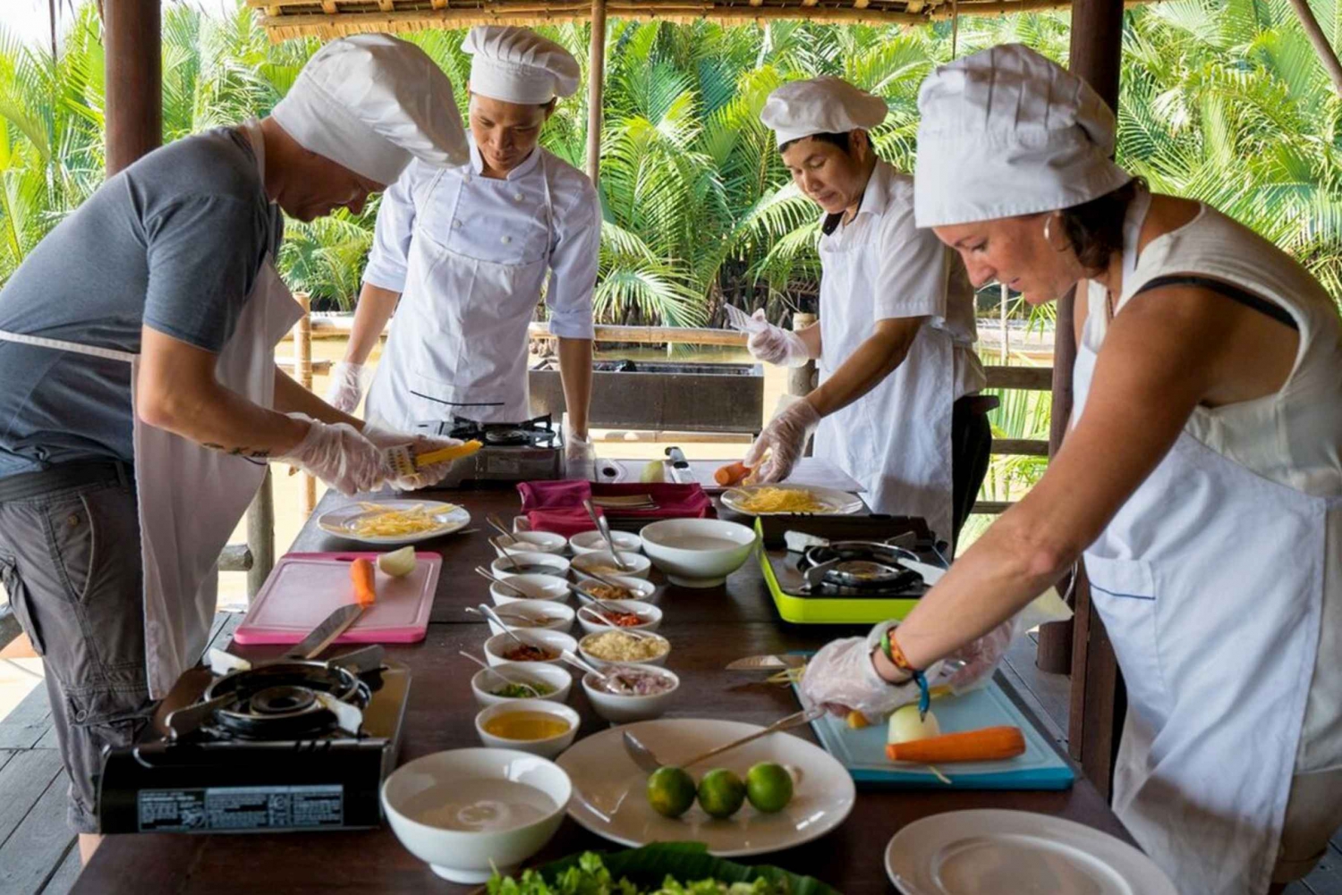 From Hoi An: Tra Que Village Tour & Cooking Experience