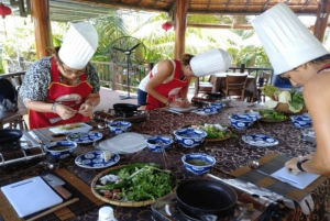 Hoi An: Clase de cocina tradicional y comida con una familia local