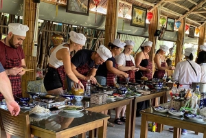 Hoi An: Clase de cocina tradicional y comida con una familia local