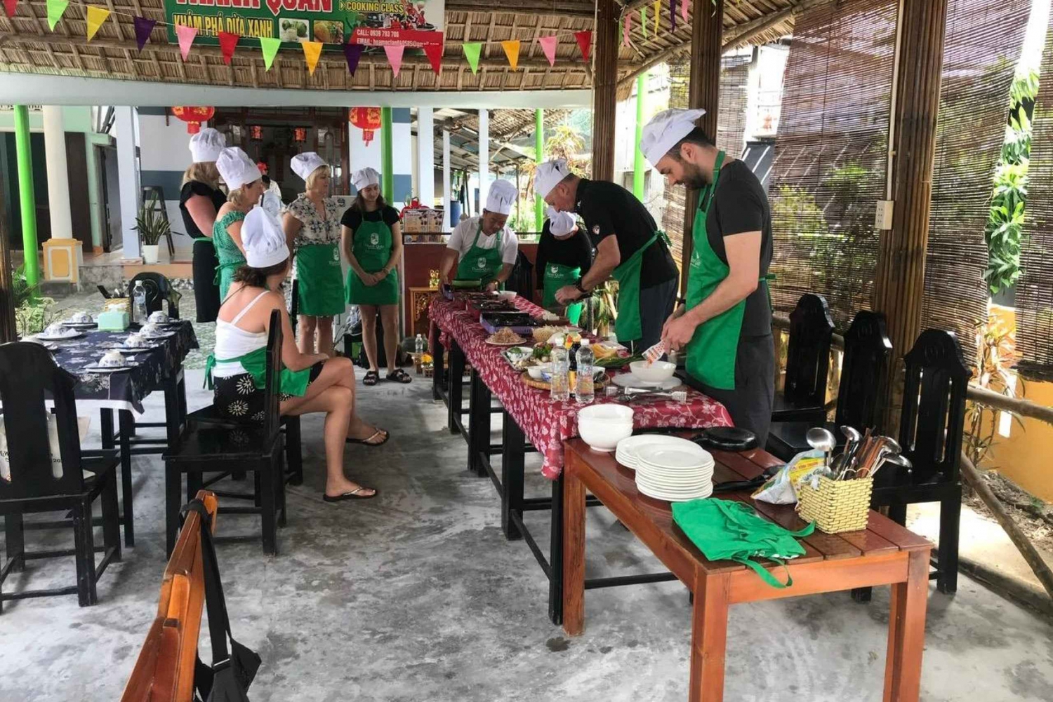 Hoi An: Wegańska lekcja gotowania z opcjonalnym targiem i łodzią z koszem