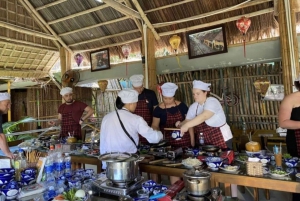 Hoi An: Wegańska lekcja gotowania z opcjonalnym targiem i łodzią z koszem
