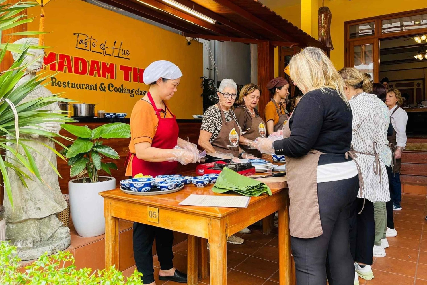 Hué : atelier de préparation de Bun Bo Huế – un voyage au cœur du patrimoine de Hué