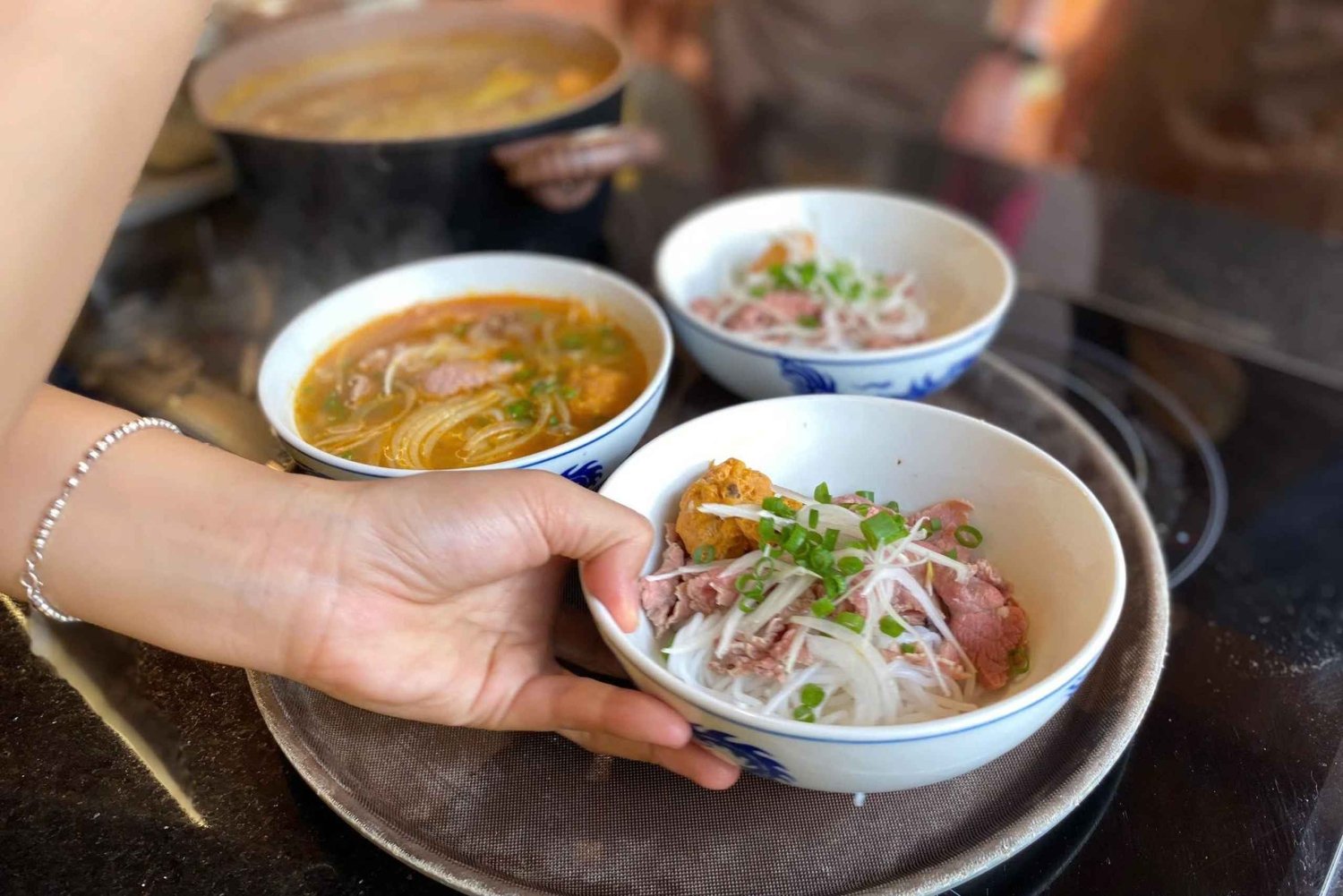 Hué : atelier de préparation de Bun Bo Huế – un voyage au cœur du patrimoine de Hué
