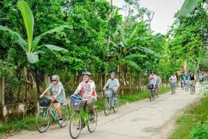 Clase de cocina en una casa con jardín y paseo en bici por el campo en Hue