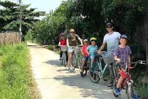 Clase de cocina en una casa con jardín y paseo en bici por el campo en Hue