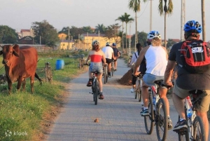 Clase de cocina en una casa con jardín y paseo en bici por el campo en Hue