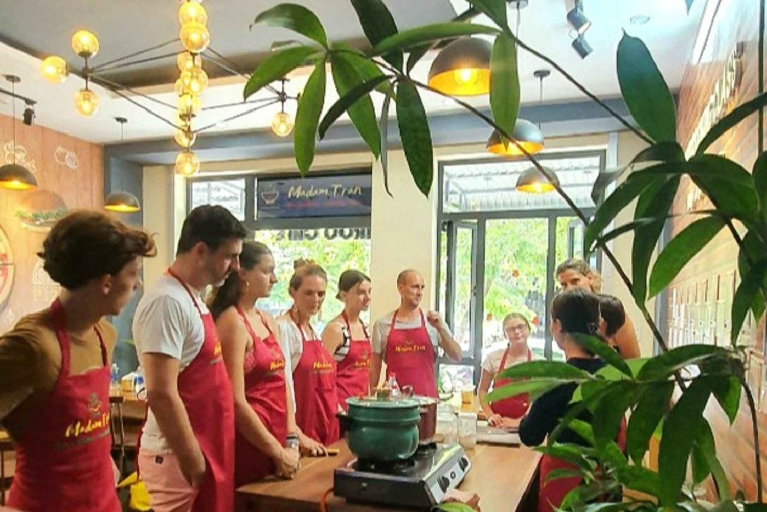 Cours de cuisine à Huế avec une famille locale et expérience pratique