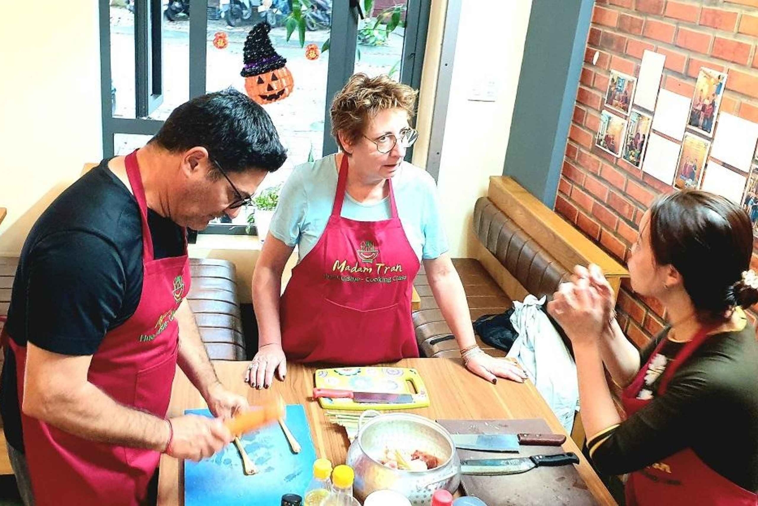 Cours de cuisine à Huế avec une famille locale et expérience pratique