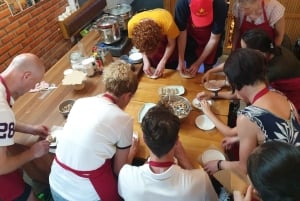 Cours de cuisine à Huế avec une famille locale et expérience pratique