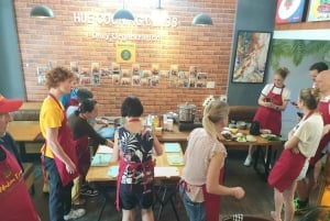 Cours de cuisine à Huế avec une famille locale et expérience pratique