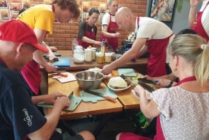Cours de cuisine à Huế avec une famille locale et expérience pratique