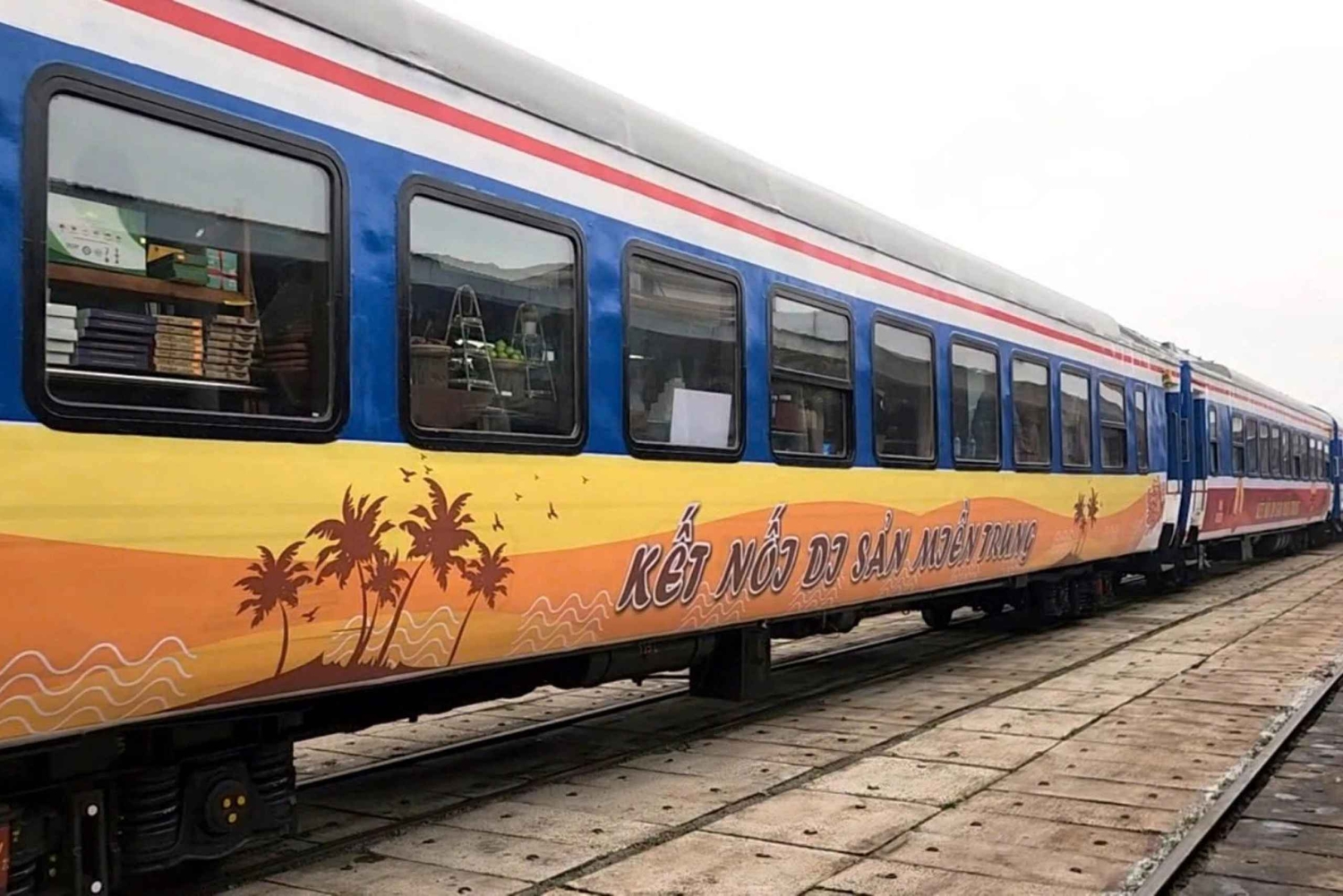 Passeio de um dia por Hue num comboio panorâmico – Almoço real de Hue e café com sal