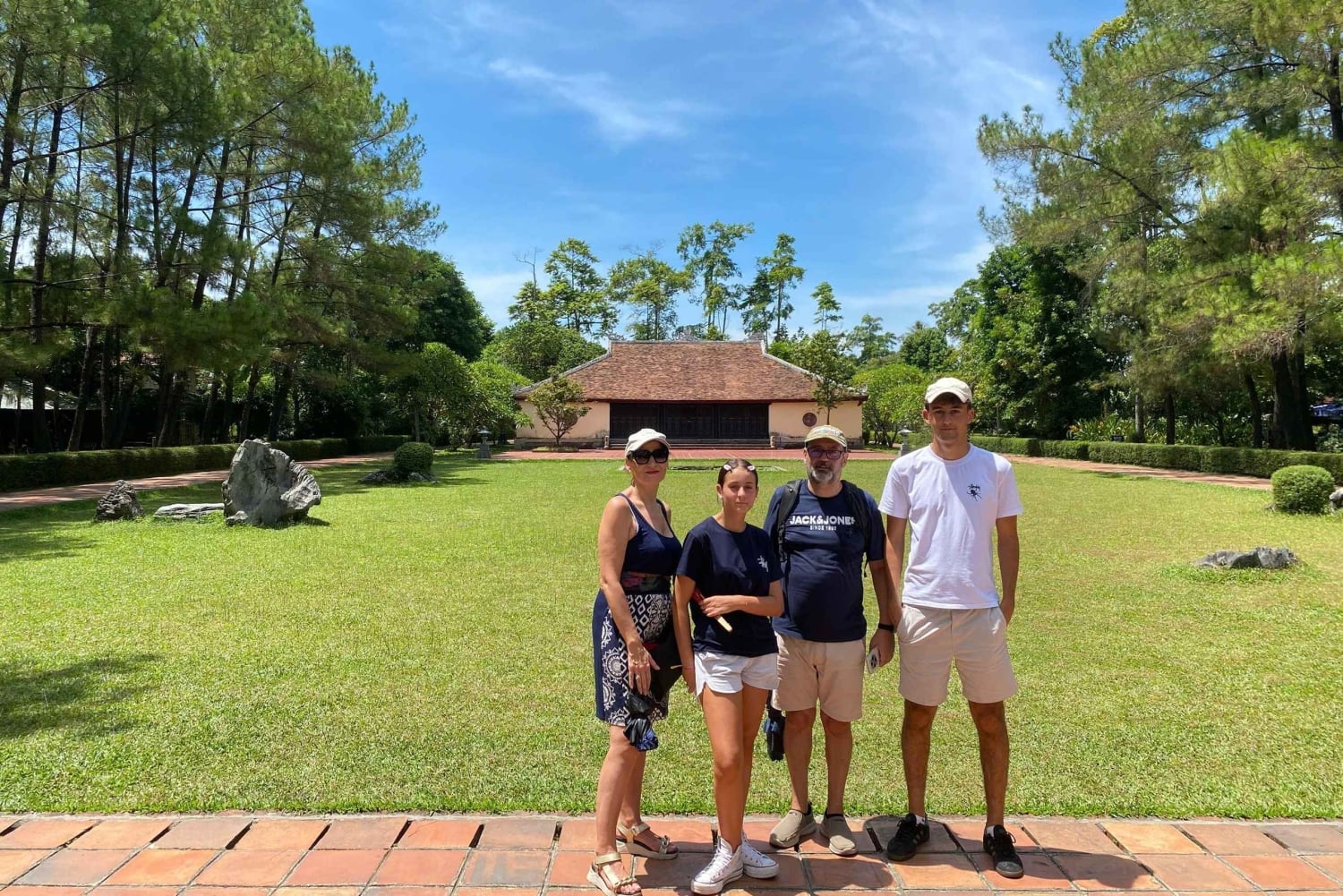 Хюэ: Тур на лодках-драконах, река Парфюм, пагоды и королевские гробницы