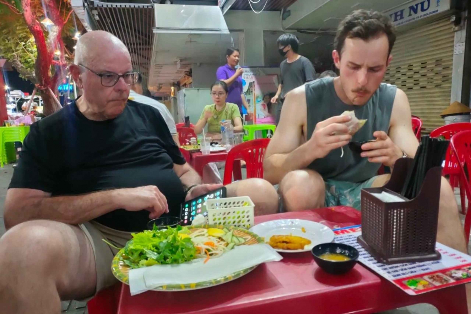 Hue: Explorando o tour gastronômico de rua com guia local