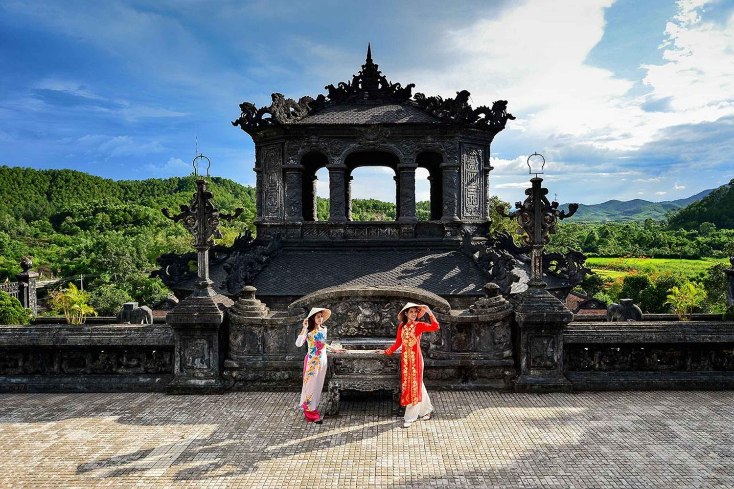 Hue: Hue Royal Tombs Tour Besök 3 bästa gravar och pagoder