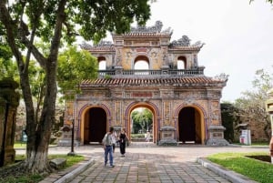 Hue: ciudad imperial, crucero por el río Perfume y tour por las tumbas
