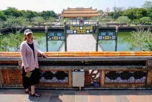 Hue: ciudad imperial, crucero por el río Perfume y tour por las tumbas
