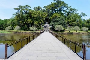 Hue: ciudad imperial, crucero por el río Perfume y tour por las tumbas