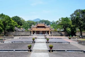 Hue: ciudad imperial, crucero por el río Perfume y tour por las tumbas