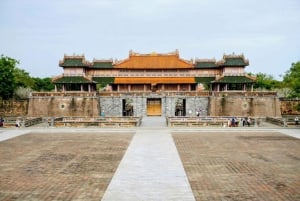 Hue: ciudad imperial, crucero por el río Perfume y tour por las tumbas