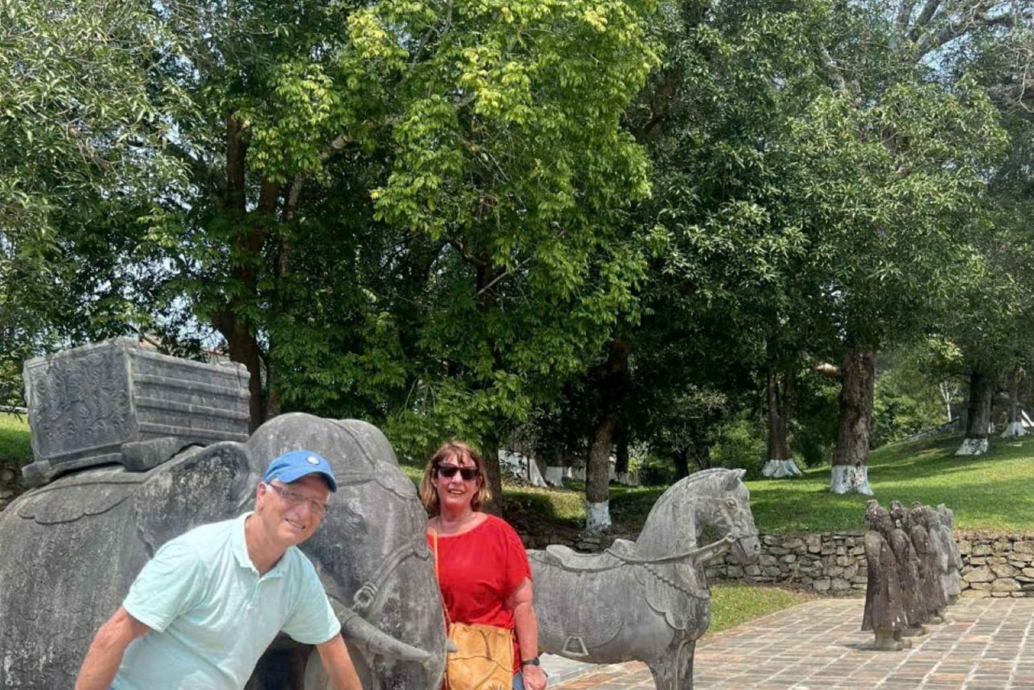 フエ：ジアロング廟と廃墟となったウォーターパークへのジープツアーをお楽しみください