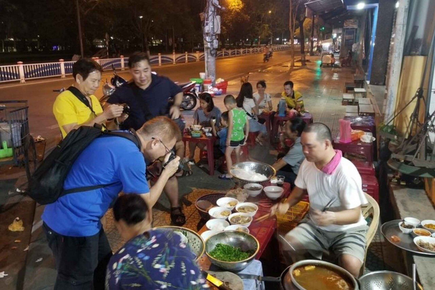 Hue: Night Street Food Tour per Cyclo met een lokale gids