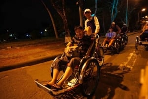 Hue: Night Street Food Tour di Cyclo con una guida locale