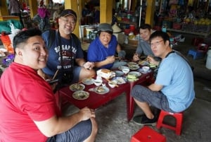 Hue: Night Street Food Tour per Cyclo met een lokale gids