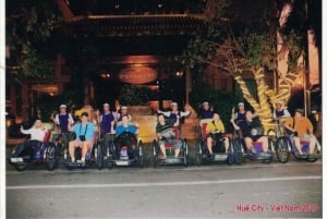 Hue: Night Street Food Tour av Cyclo med en lokal guide