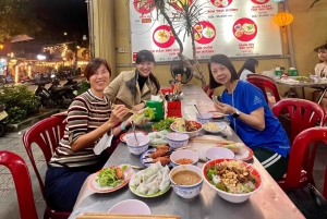 Hue: Nächtliche Street Food Tour mit dem Cyclo und einem lokalen Guide