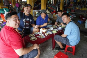 Hue: Nächtliche Street Food Tour mit dem Cyclo und einem lokalen Guide