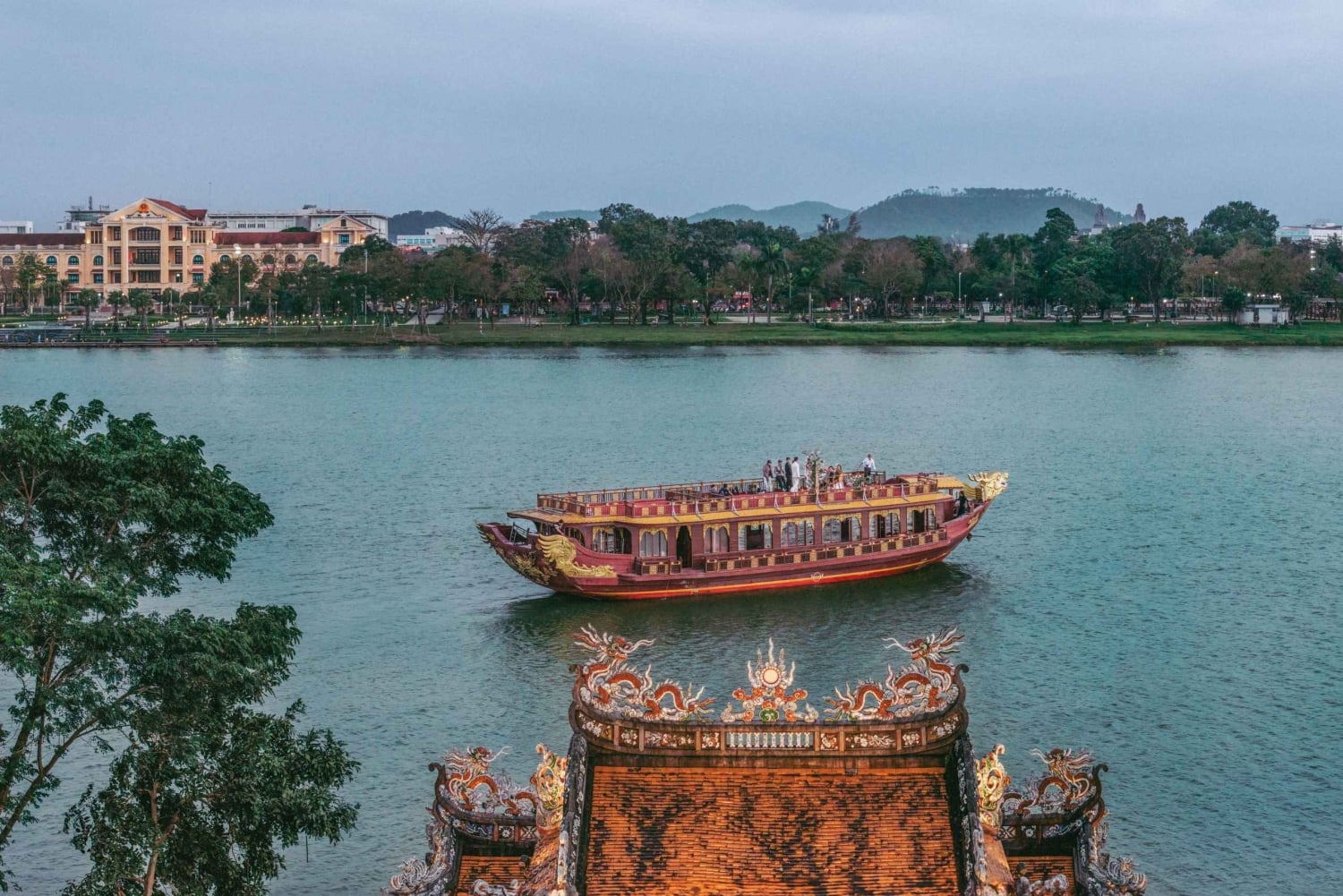 Hue: crucero por el río Perfume con almuerzo y narración