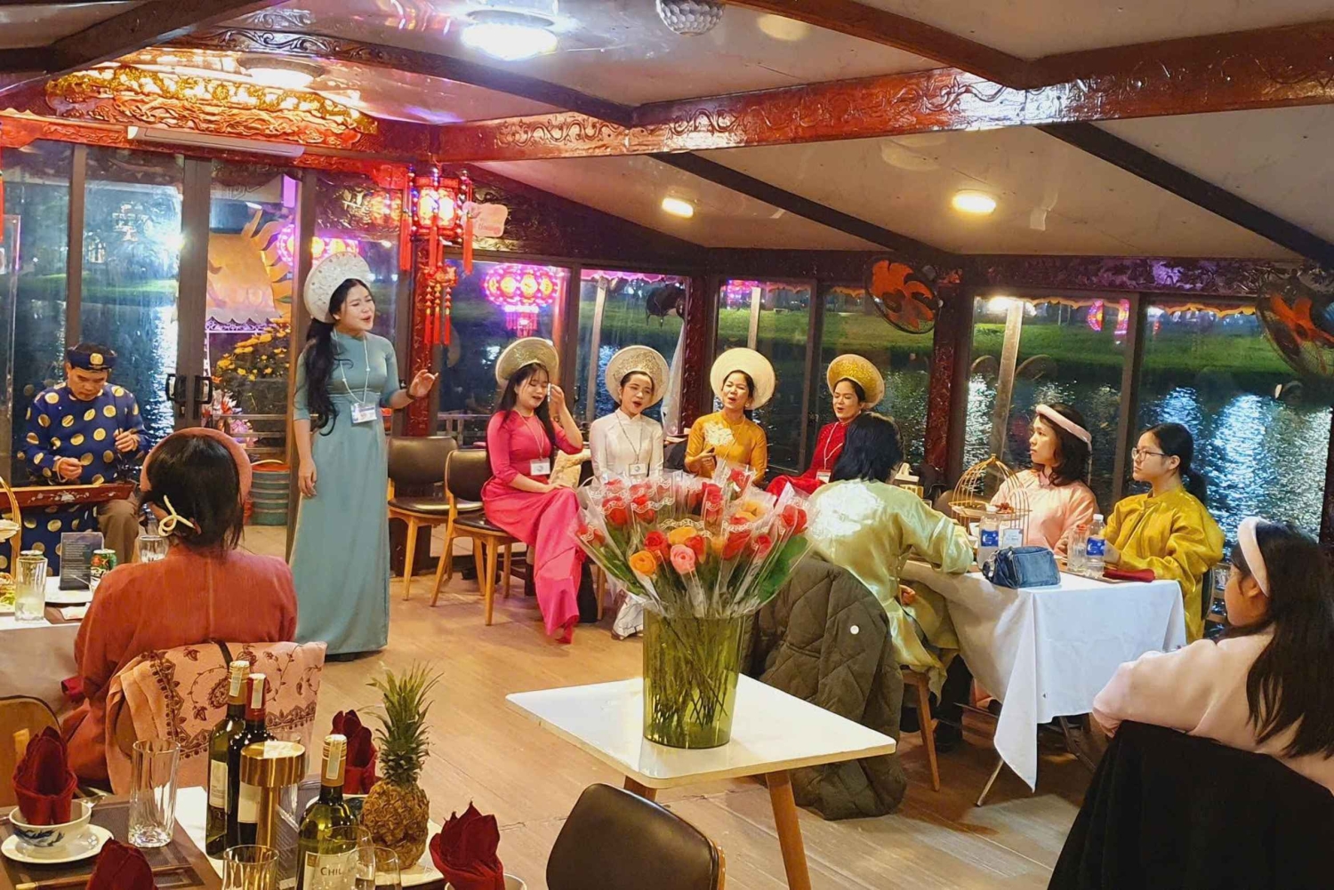 Hue: crucero con cena por el río Perfume y espectáculo tradicional