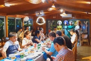 Hue: Cruzeiro com jantar no rio Perfume e espetáculo tradicional