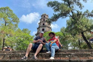 Hue: Besuch der Pagode und der königlichen Gräber mit Privatwagen und Drachenboot