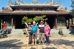 Hue: Besuch der Pagode und der königlichen Gräber mit Privatwagen und Drachenboot