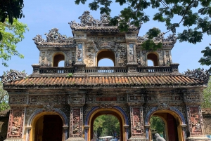 Hue: Besuch der Pagode und der königlichen Gräber mit Privatwagen und Drachenboot