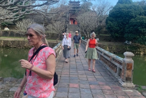 Hue: Visita Pagoda, Tumbas Reales en Coche Privado y Barco Dragón