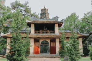 Hue: tour privado en barco dragón, pagoda y tumbas reales