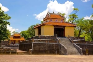 Hue: tour privado en barco dragón, pagoda y tumbas reales