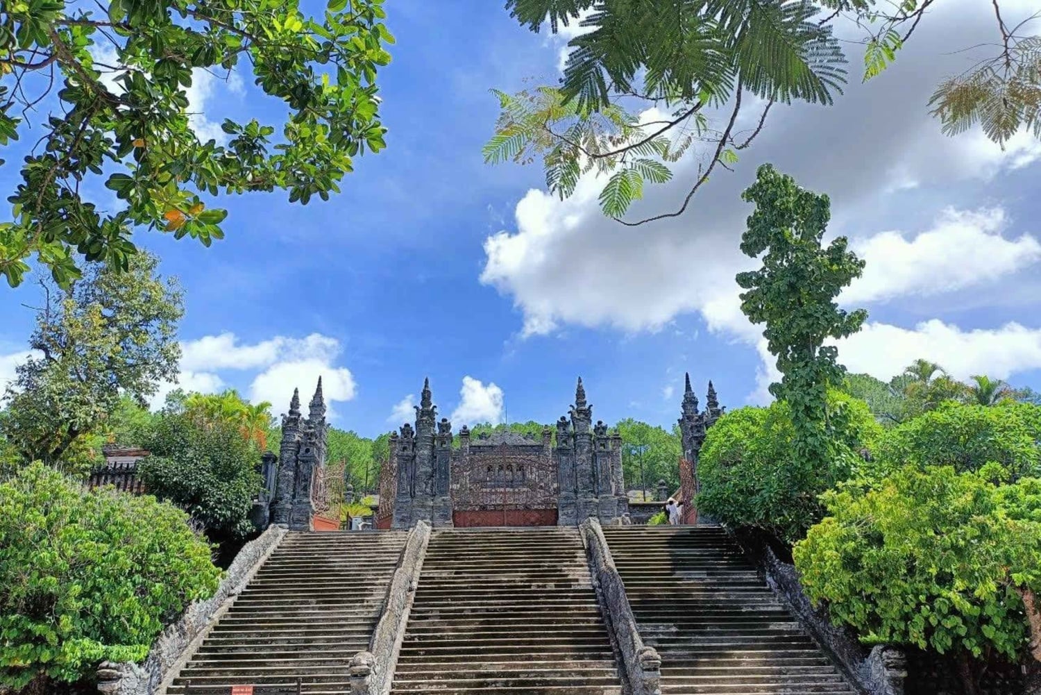フエ:3つの主要な王陵とパゴダを巡るプライベートツアー