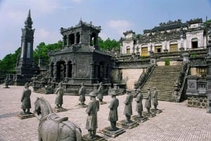 Excursão aos Túmulos Reais de Hue: Visita às melhores pagodes e mausoléus