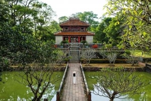 Excursão aos Túmulos Reais de Hue: Visita às melhores pagodes e mausoléus