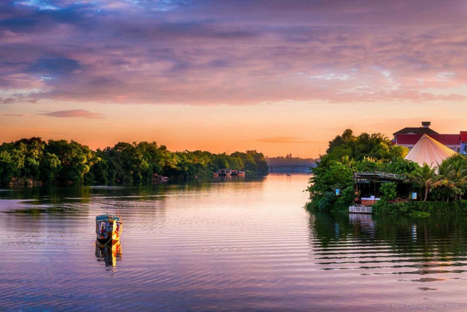 Färg: Kryssning vid solnedgången längs floden Perfume