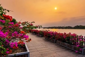 Färg: Kryssning vid solnedgången längs floden Perfume