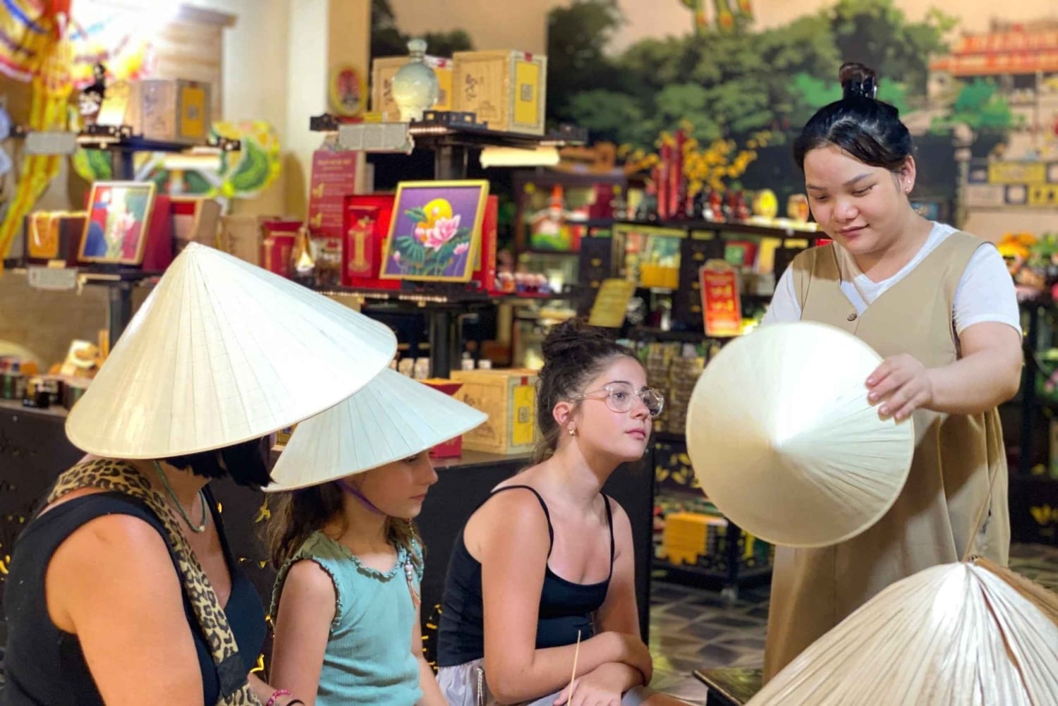 Hue: ceremonia del té, pagoda y taller de flores de papel