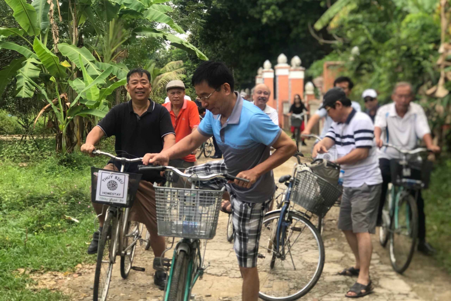 Hue: Thuy Bieu Village Bike Tour with Lunch